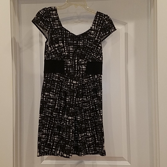 Black, White, and Gray Slimming Dress - Picture 1 of 4